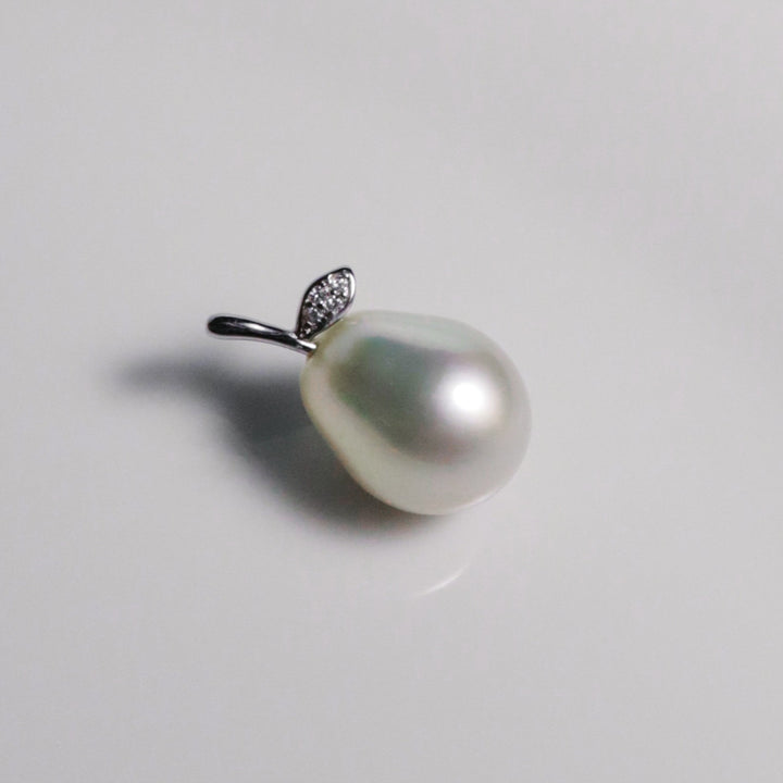Close-up showing the 11.3mm white South Sea pearl with soft lustre and pink-green overtones