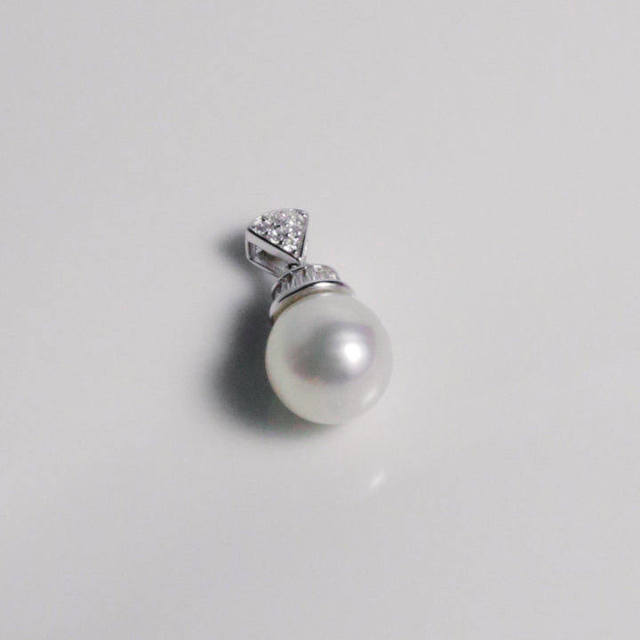 GRACE SELECTED gift box with Delicate Glow pearl pendant — a heartfelt gift of fine jewellery
