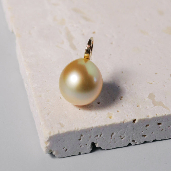 Minimalist 18k gold pendant with lustrous golden South Sea pearl, clean surface and excellent shine