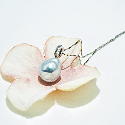 googleads_WhiteSouthSeaBaroquePearlPendant_graceselected