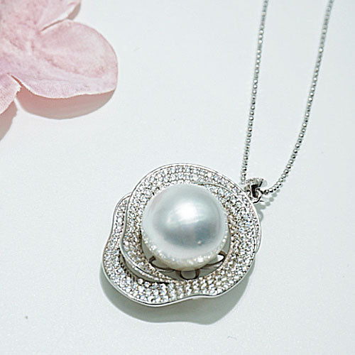 googleads_whitesouthseapearlpendant_graceselected