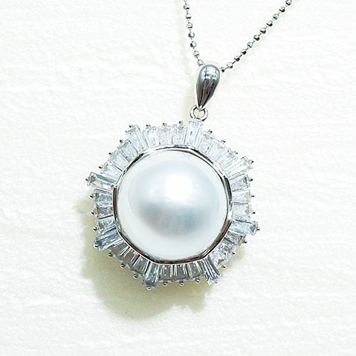 googleads_whitesouthseapearlpendant_graceselected