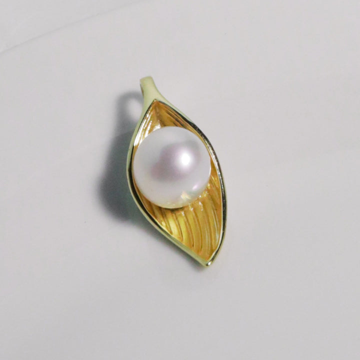 Elegant gold-plated South Sea pearl pendant styled as modern everyday jewellery